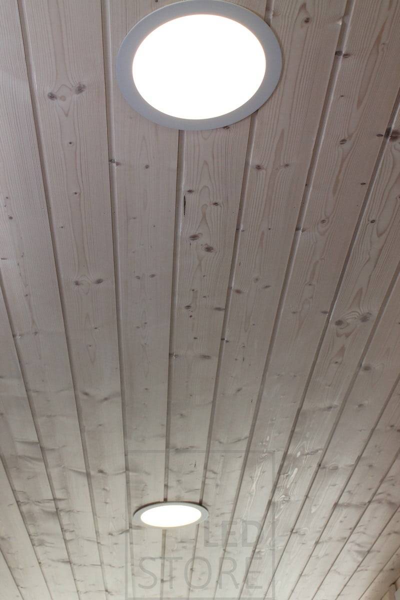 Plafond de Led para exteriores. La compacidad y la protección contra la humedad de los plafones también los hacen adecuados para su uso en tejados y terrazas 2. Ledstore.fi
